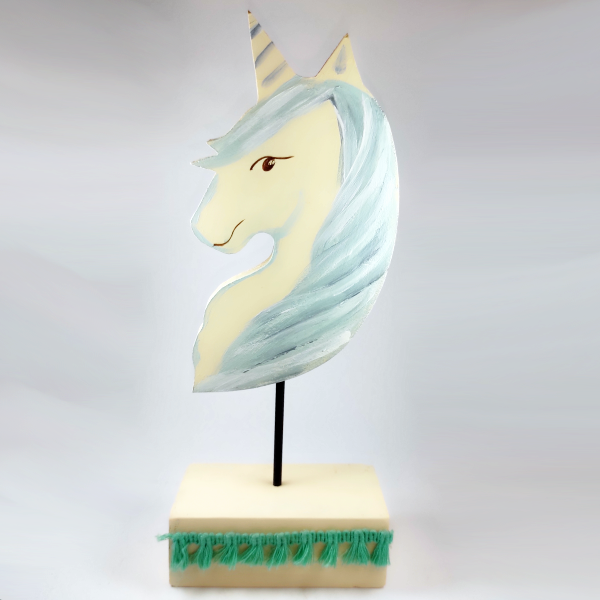 Χειροποίητος μονόκερος σε βάση