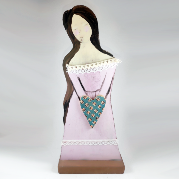 Χειροποίητη επιτραπέζια κοπέλα με καρδιά