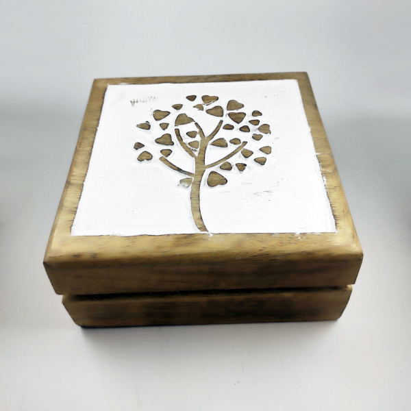 Ξύλινο κουτί με δέντρο