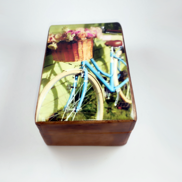 Ξύλινο κουτί με γαλάζιο ποδήλατο
